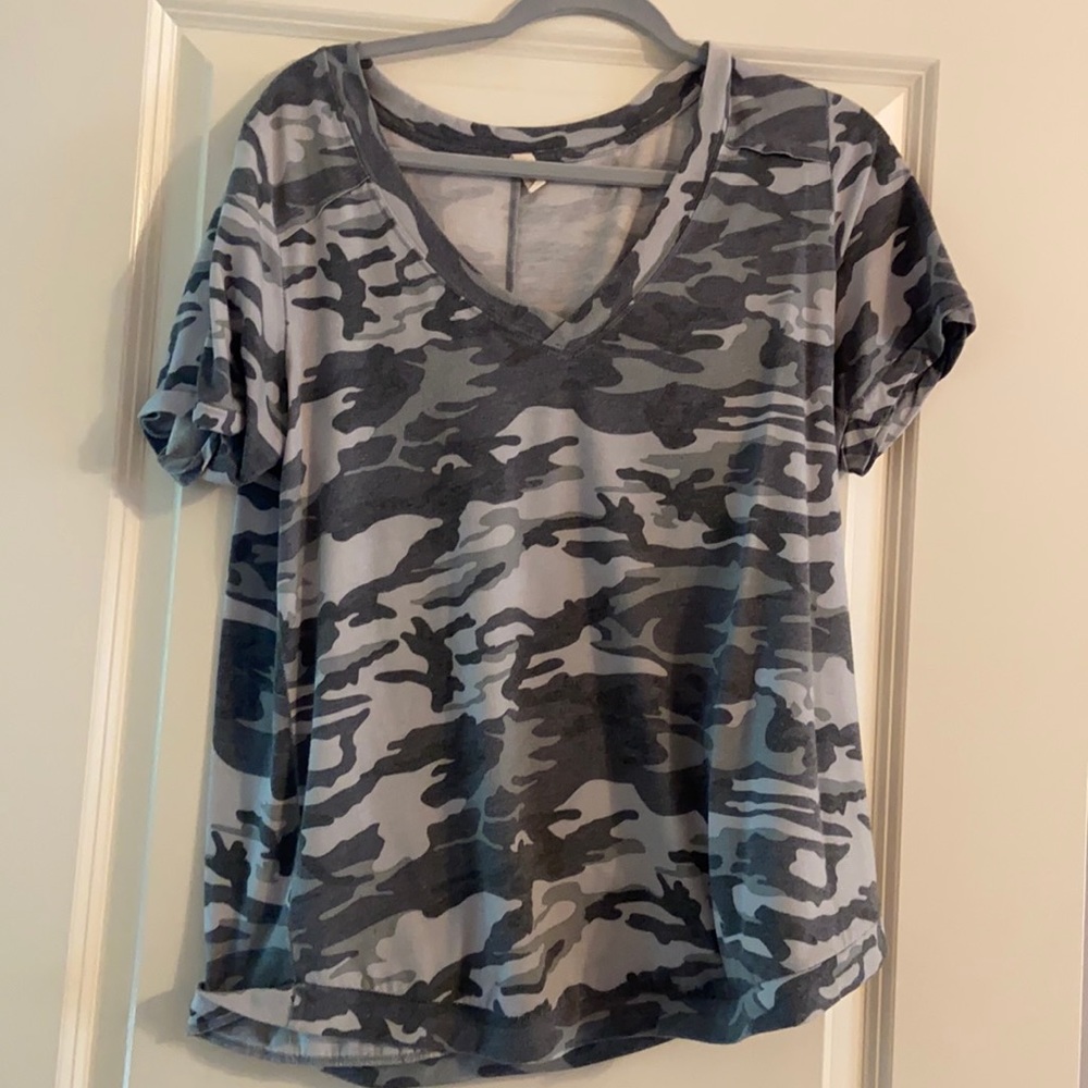 Wishlist camo v-neck tee